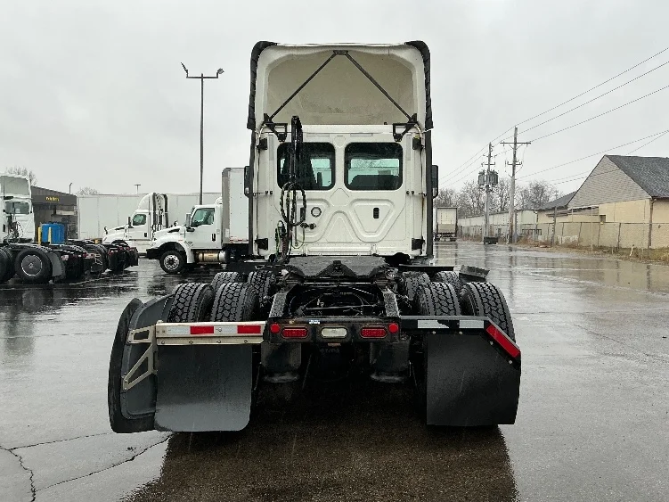 2022 Freightliner Cascadia - image 6