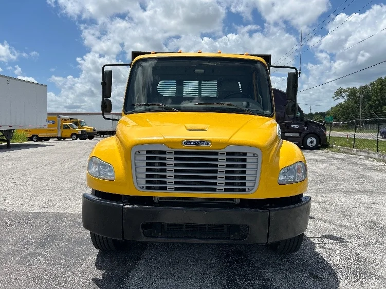 2019 Freightliner M2 106 - image 2
