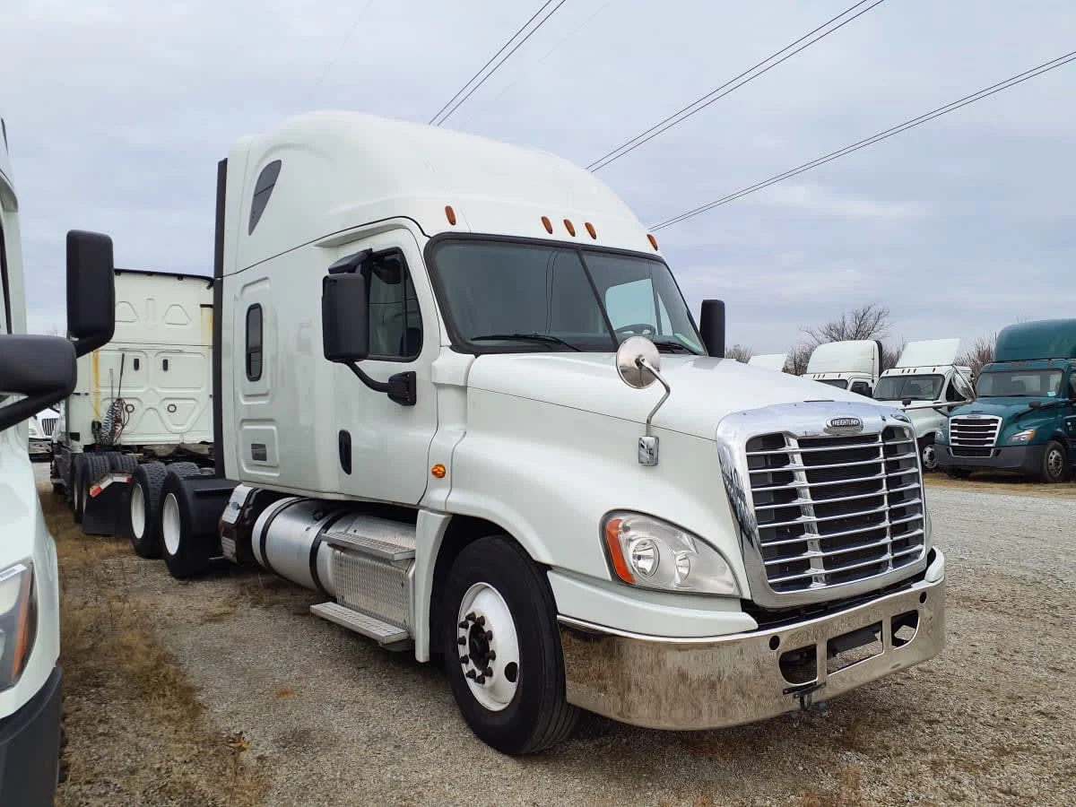 2019 Freightliner Cascadia in Indianapolis, IN — photo 3