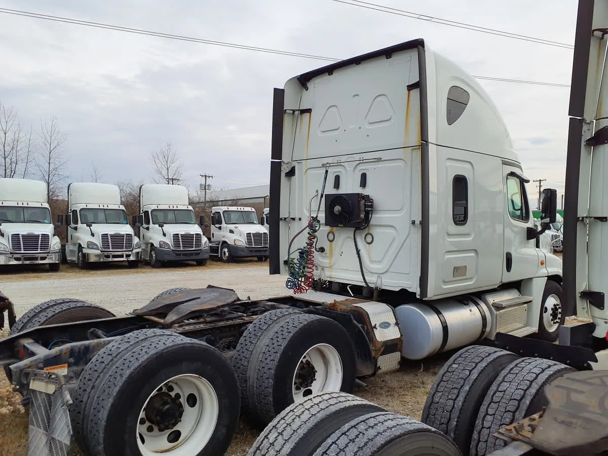 2019 Freightliner Cascadia in Indianapolis, IN — photo 4