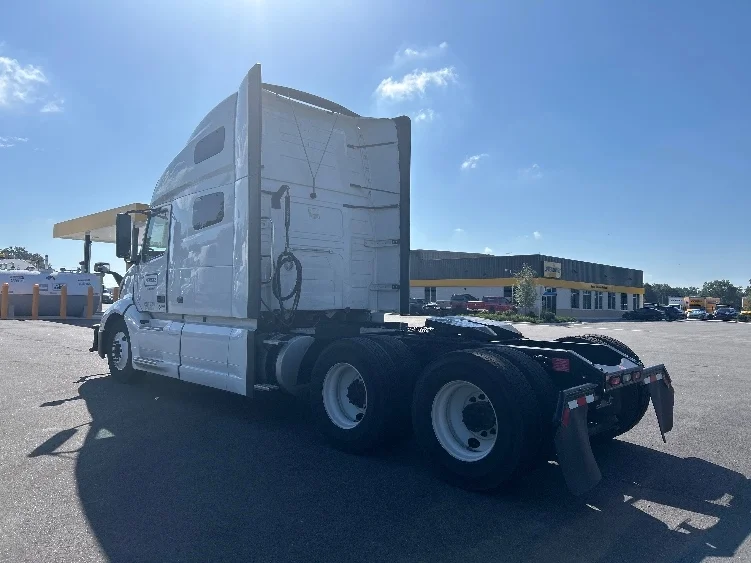 2022 Volvo VNL 760 - image 5
