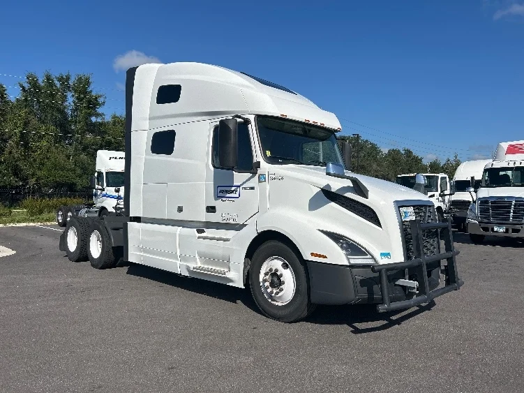 2022 Volvo VNL 760 - image 1