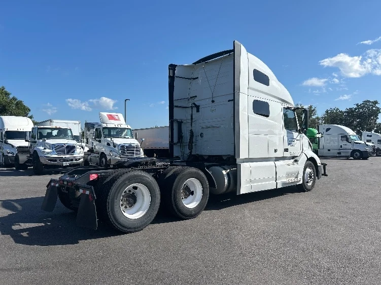 2022 Volvo VNL 760 - image 7