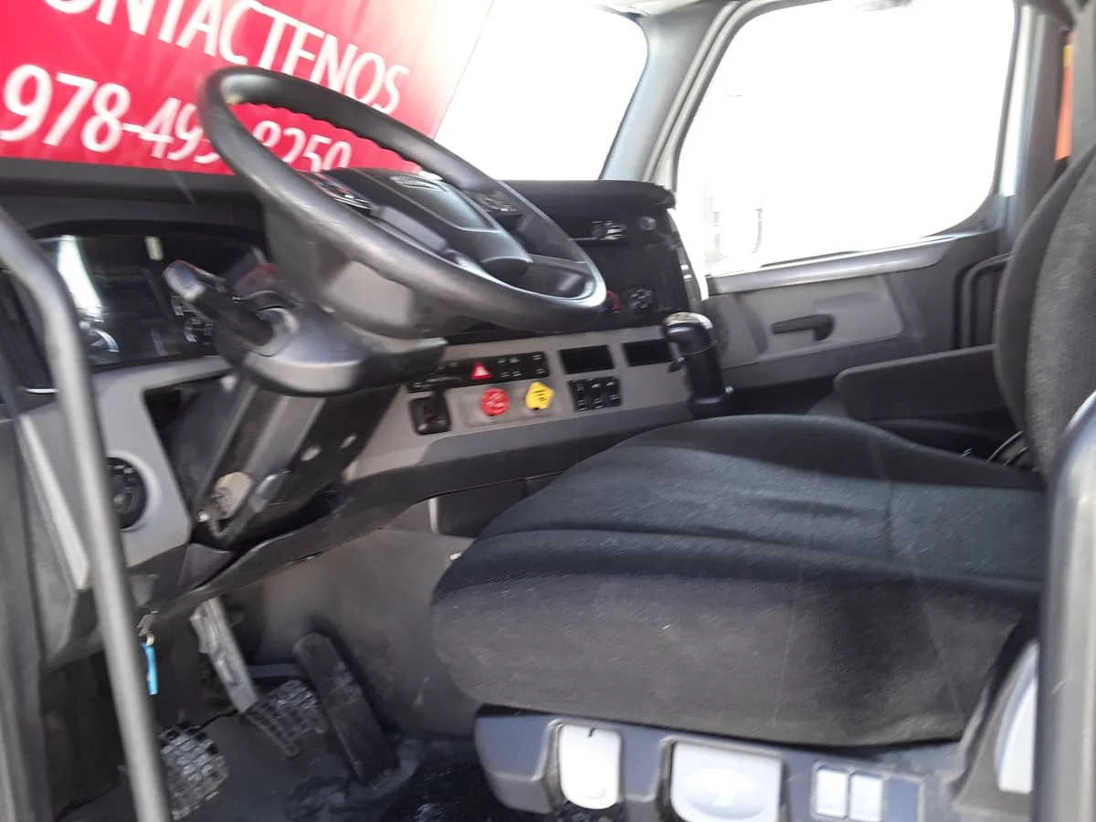2020 Freightliner Cascadia in Salisbury, MA — photo 7