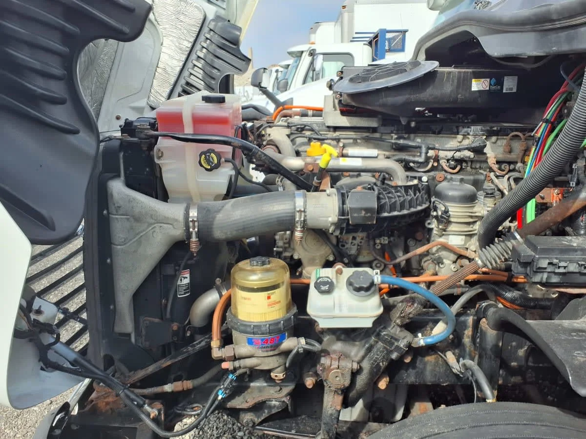 2018 Freightliner Cascadia - image 8