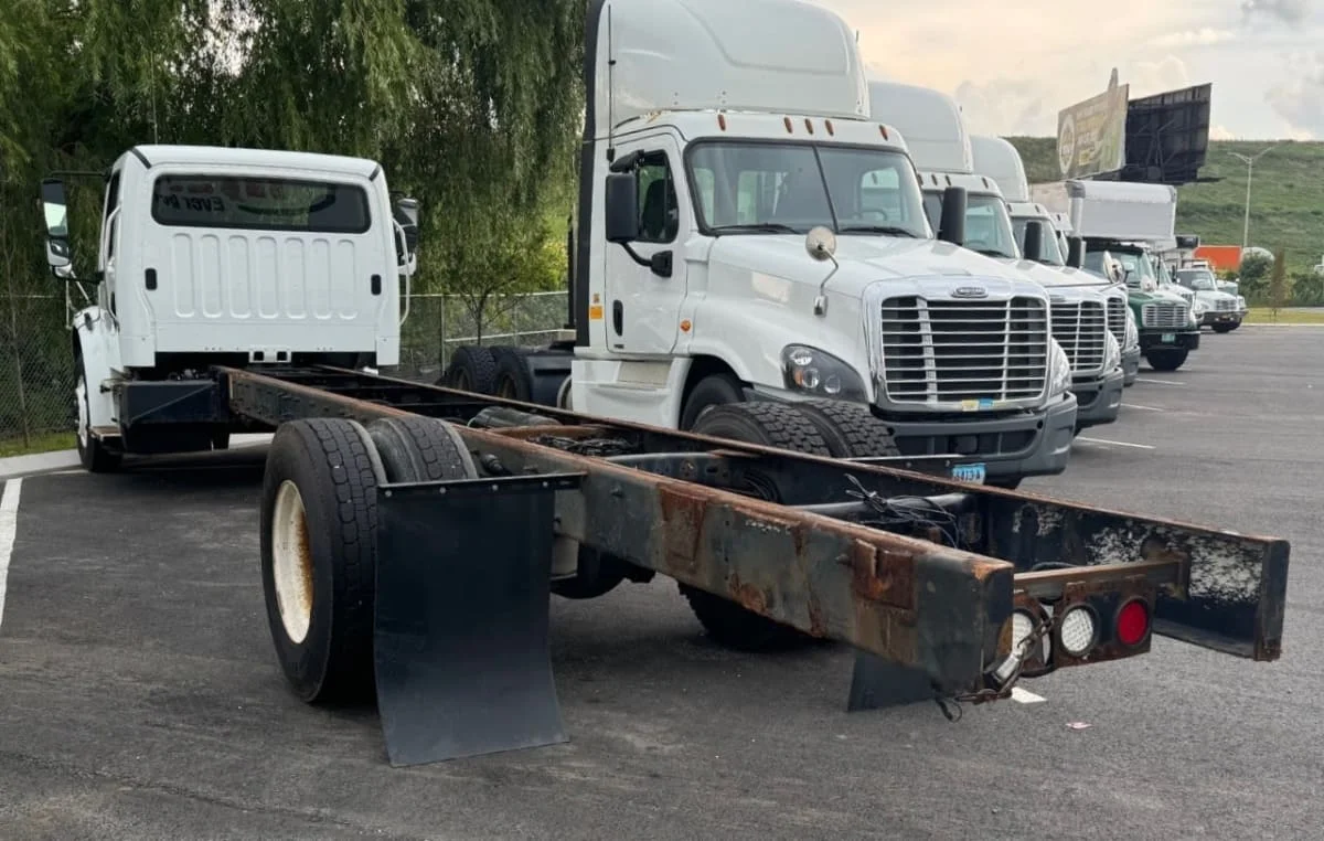 2018 Freightliner M2 106 in Springfield, MA — photo 6