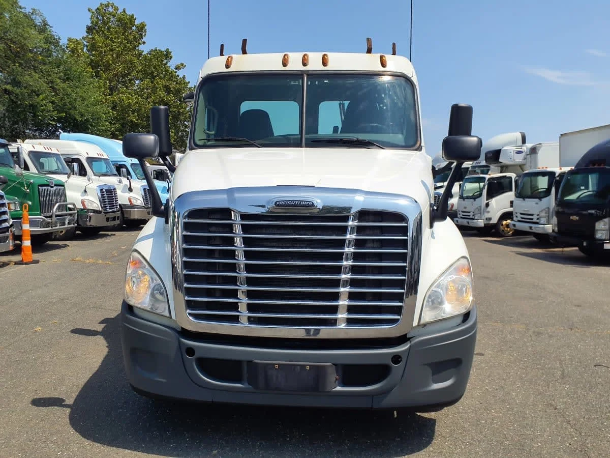 2016 Freightliner Cascadia - image 2