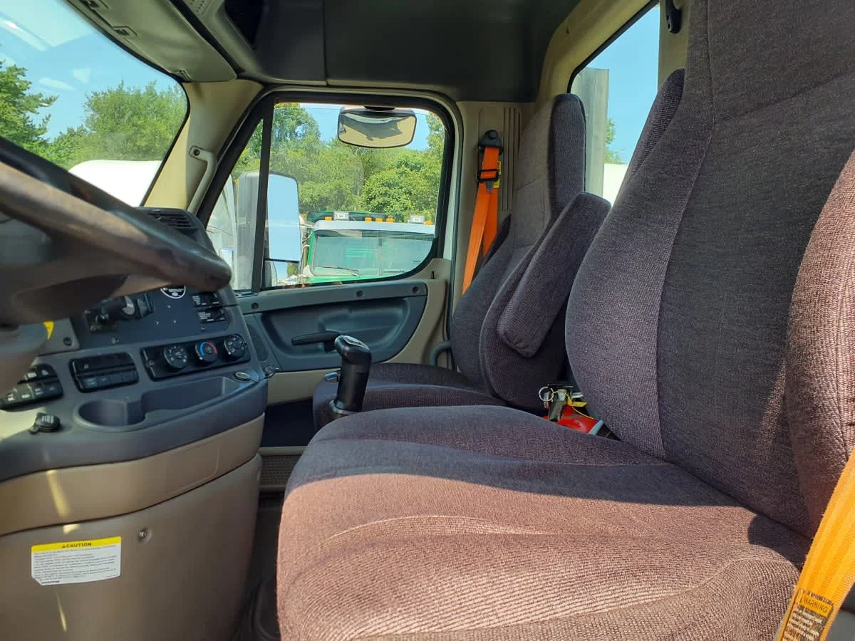 2016 Freightliner Cascadia - image 10