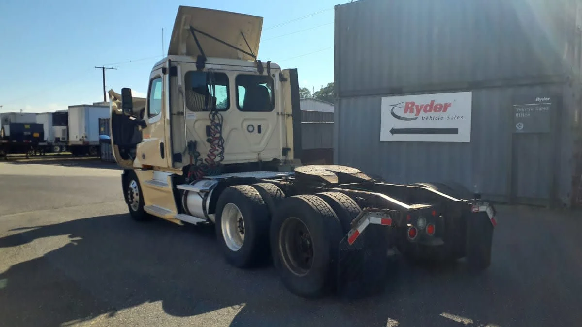 2020 Freightliner Cascadia in Springfield, MA — photo 6