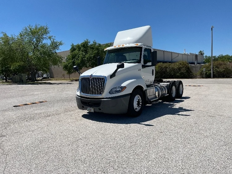 2019 International LT in Tampa, FL — photo 3