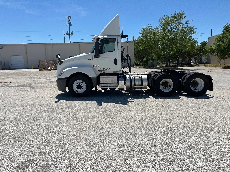 2019 International LT in Tampa, FL — photo 4