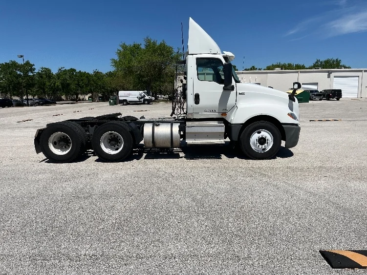2019 International LT in Tampa, FL — photo 8