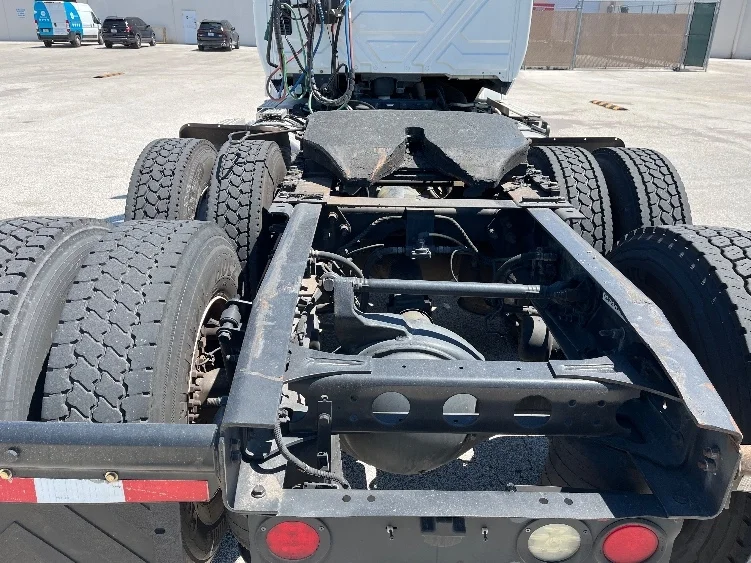 2019 International LT in Tampa, FL — photo 6