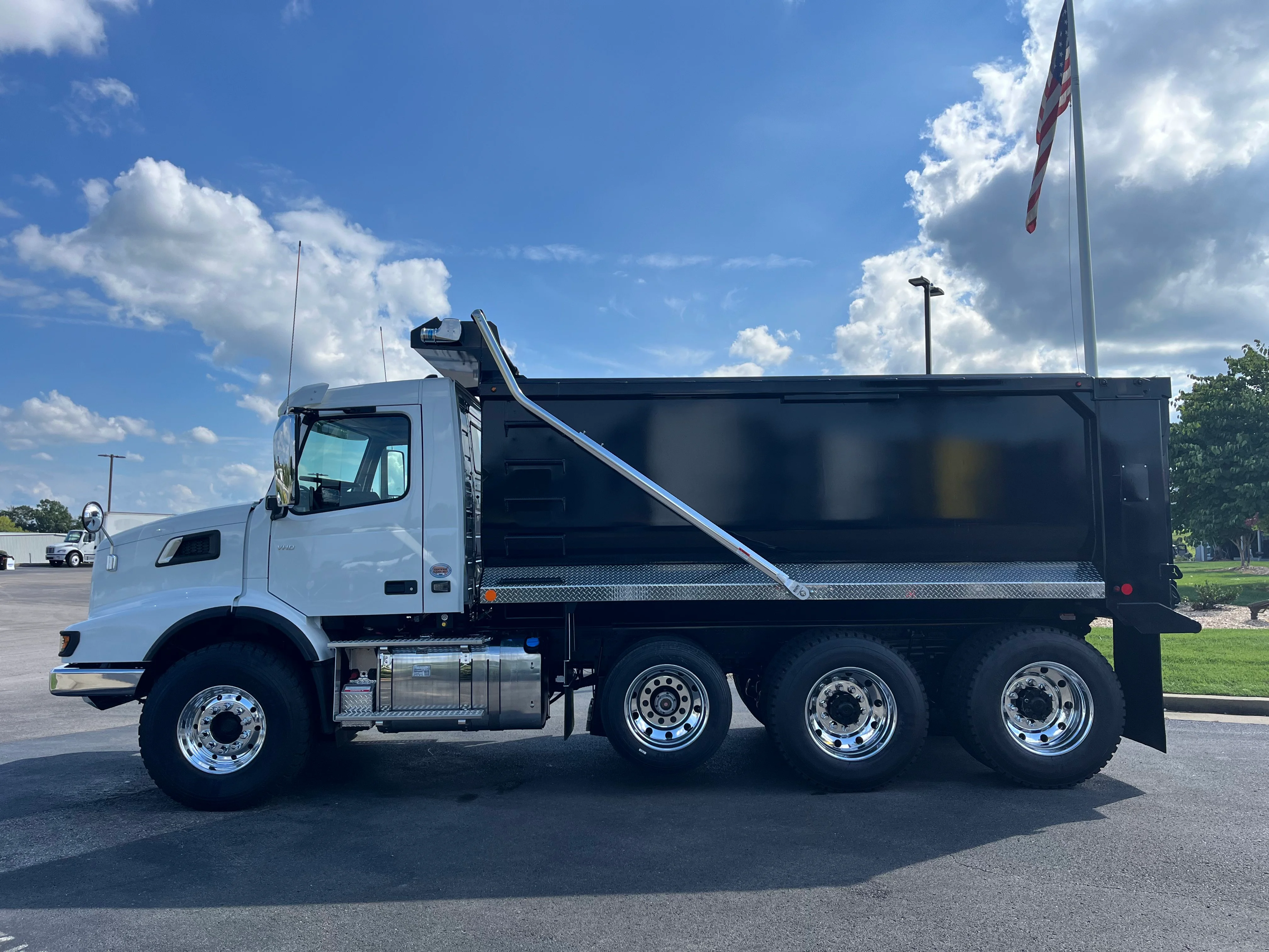 2026 Volvo VHD 300 in La Vergne, TN — photo 6
