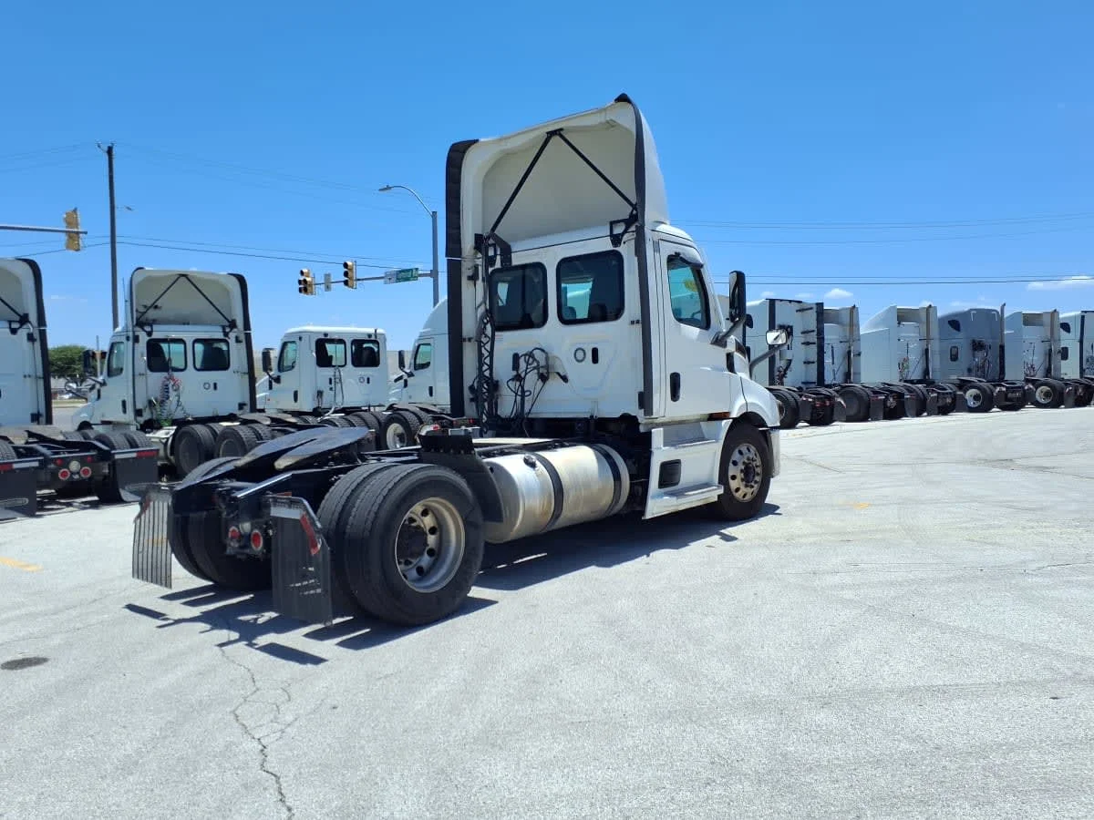 2021 Freightliner in Fort Worth, TX — photo 4