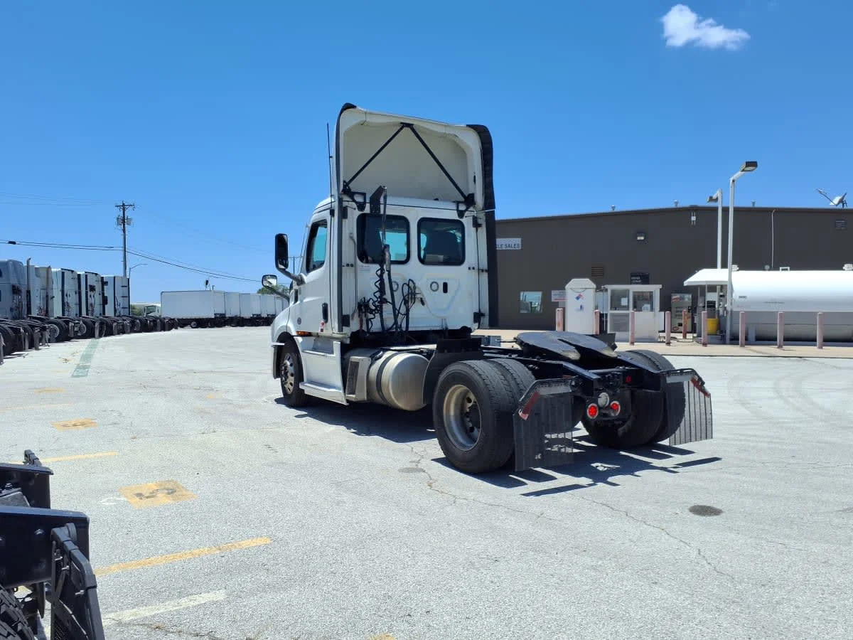 2021 Freightliner in Fort Worth, TX — photo 6