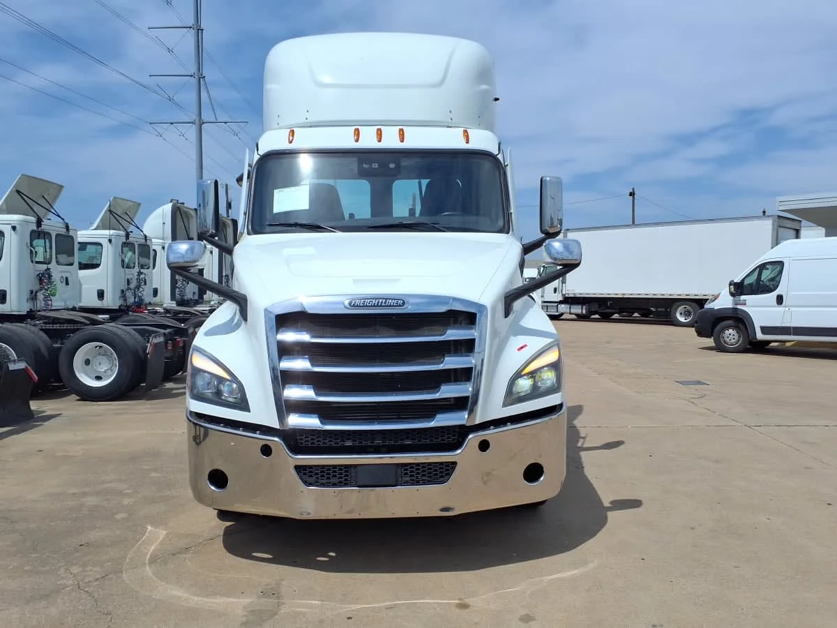 2023 Freightliner in Dallas, TX — photo 2