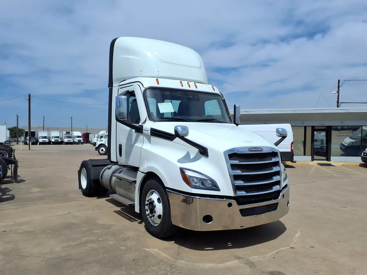 2023 Freightliner in Dallas, TX — photo 3
