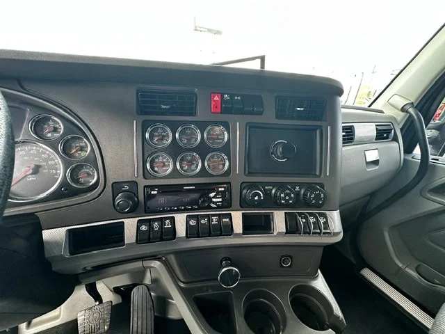 2017 Kenworth T880 in San Antonio, TX — photo 10