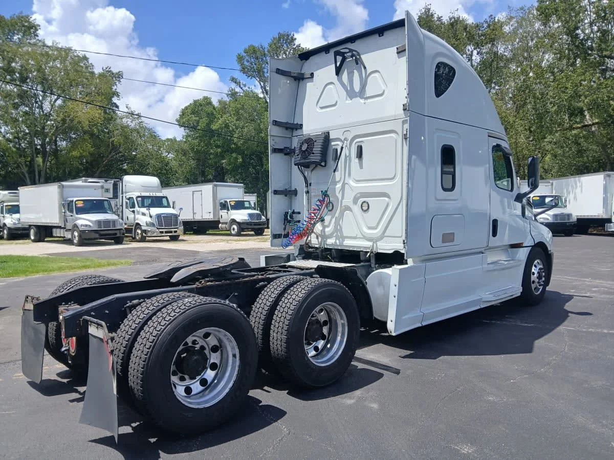 2020 Freightliner Cascadia in Jacksonville, FL — photo 4