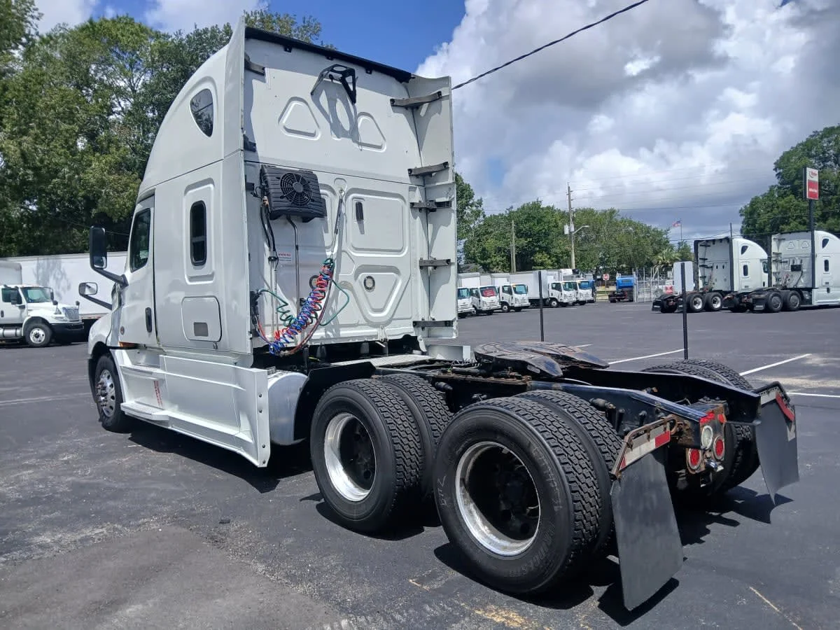 2020 Freightliner Cascadia in Jacksonville, FL — photo 6