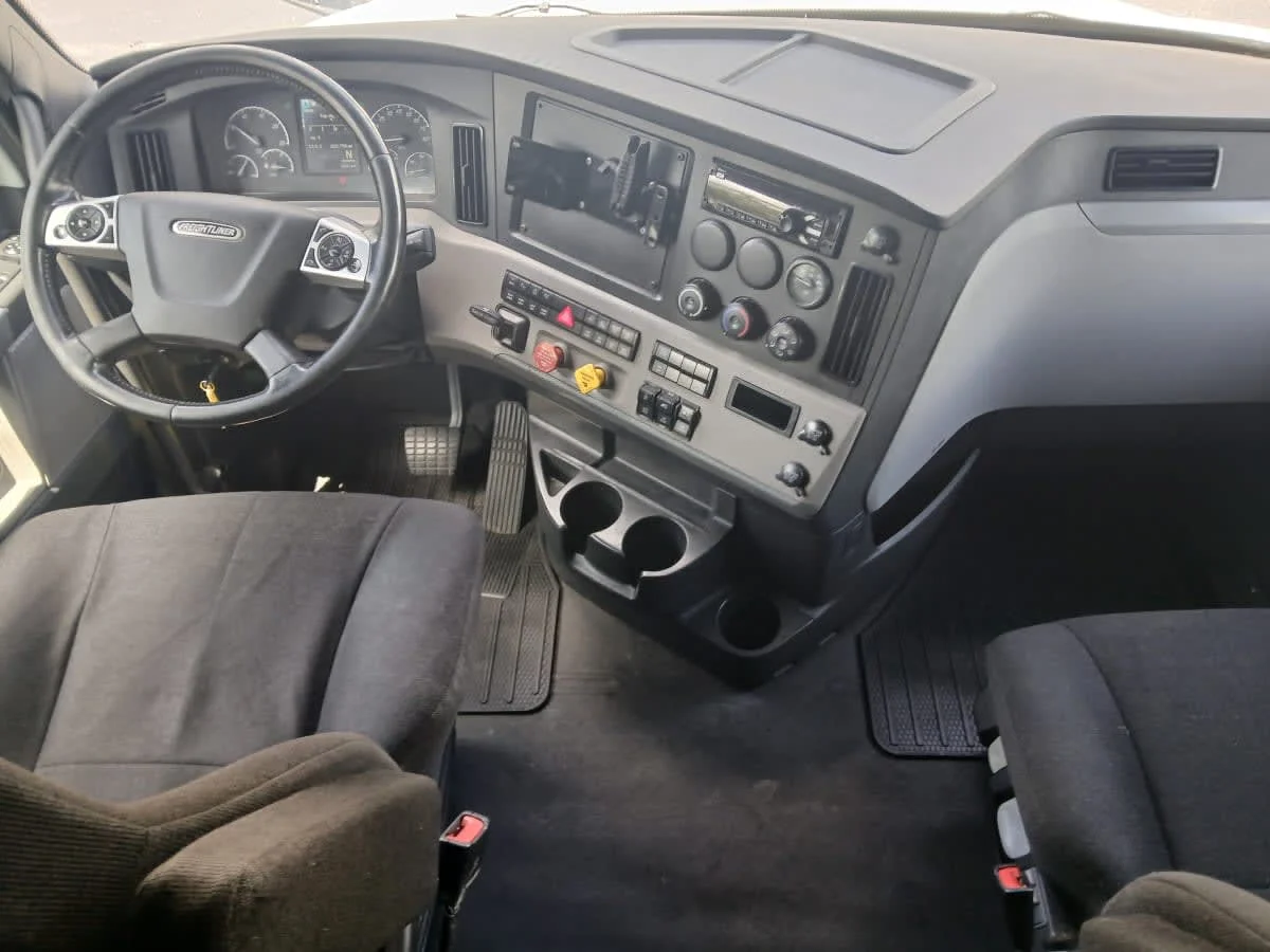 2020 Freightliner Cascadia in Jacksonville, FL — photo 7