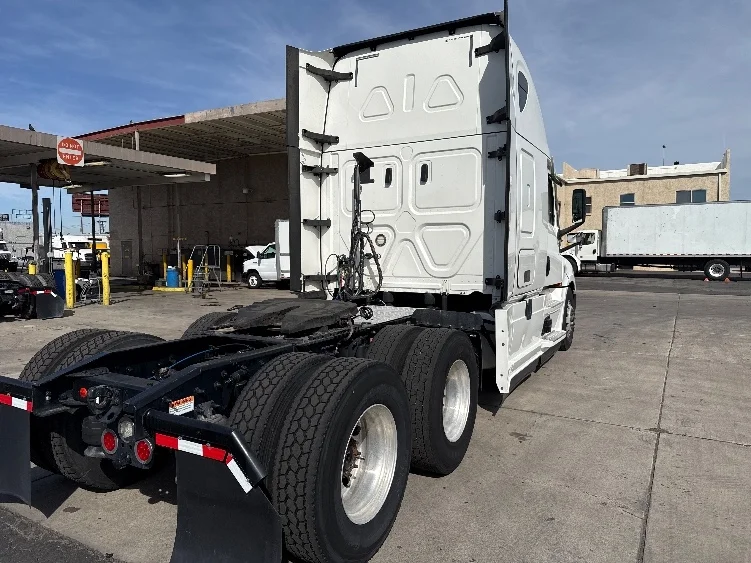 2020 Freightliner Cascadia in Phoenix, AZ — photo 7