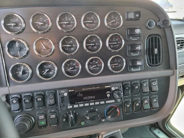 2022 Peterbilt 389 - image 18