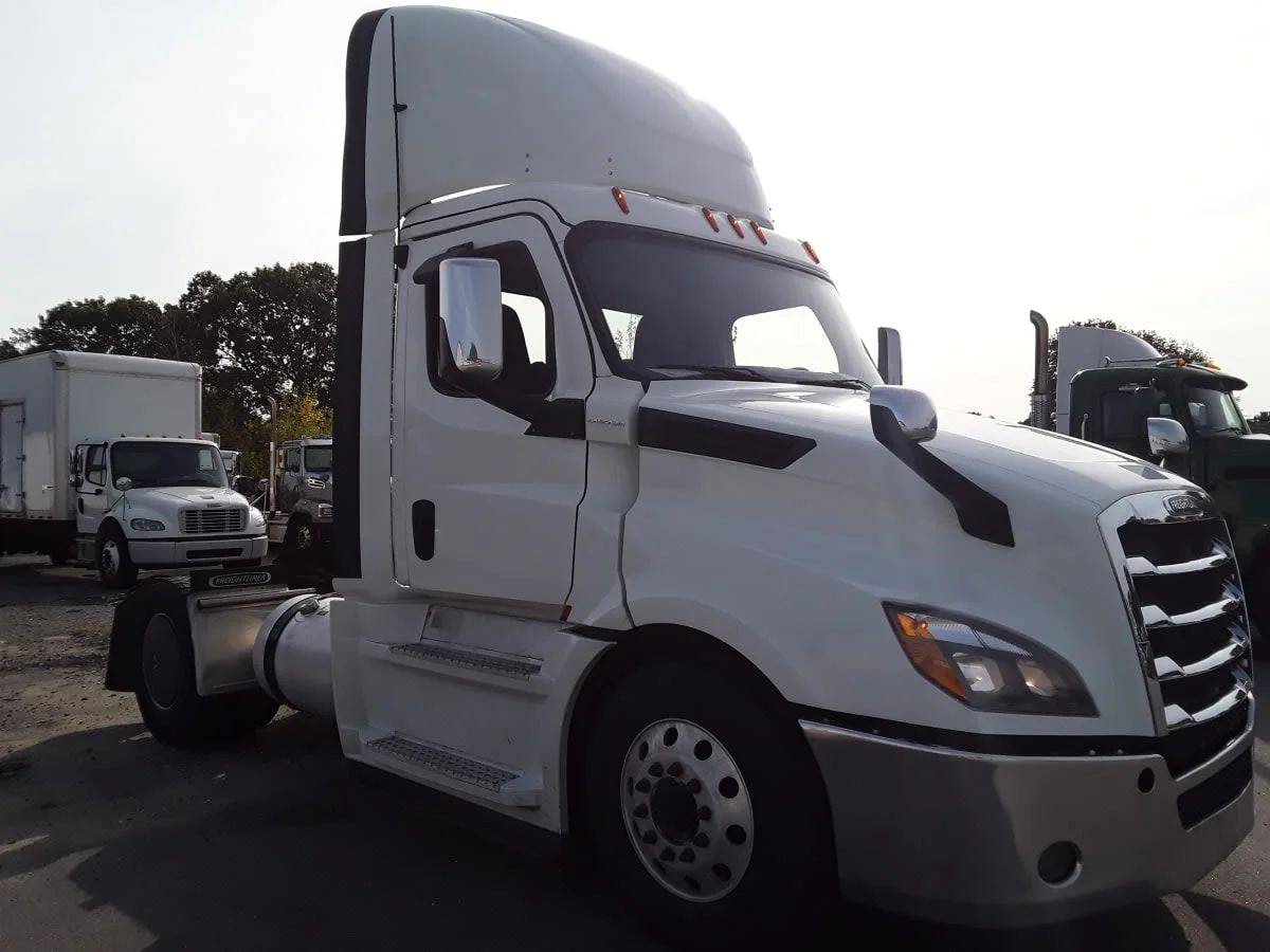 2020 Freightliner Cascadia - image 3