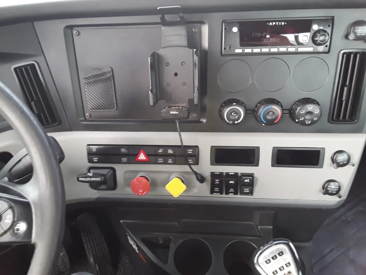 2020 Freightliner Cascadia - image 9