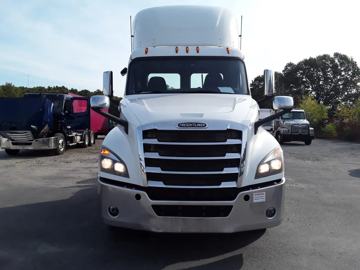 2020 Freightliner Cascadia - image 2