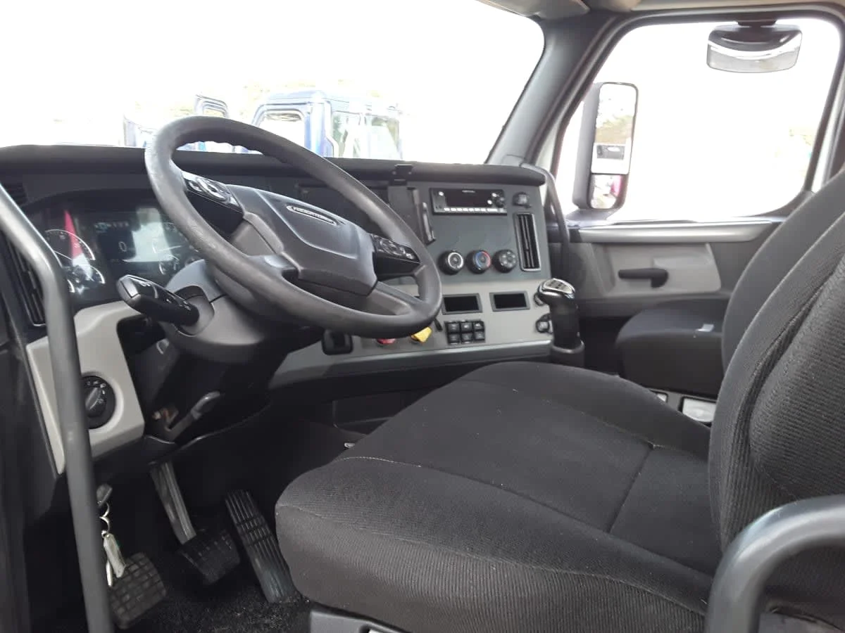 2020 Freightliner Cascadia - image 7