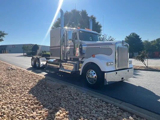 2027 Kenworth W900