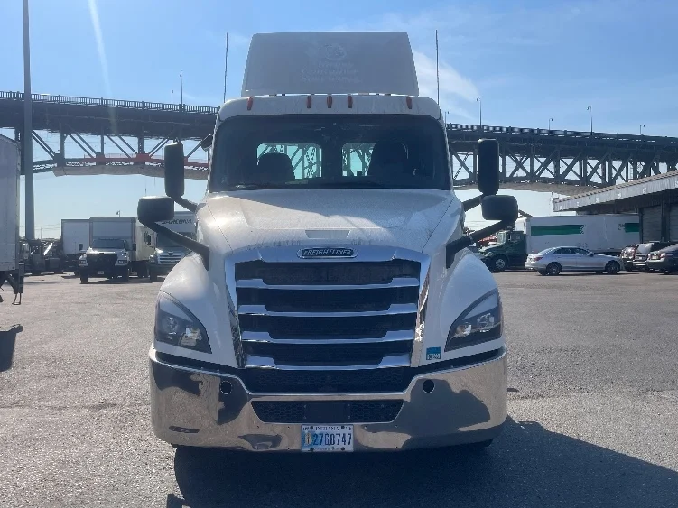 2019 Freightliner Cascadia in Kearny, NJ — photo 2