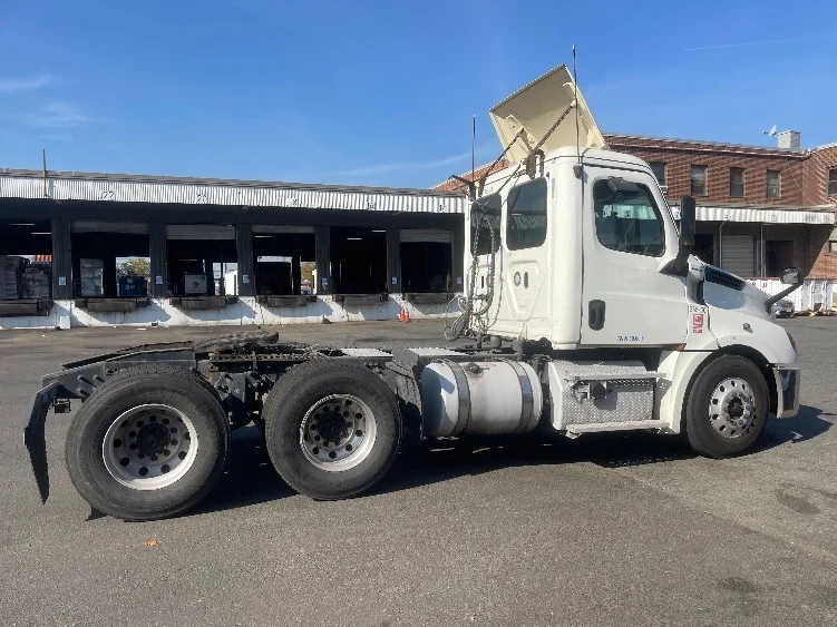 2019 Freightliner Cascadia in Kearny, NJ — photo 8