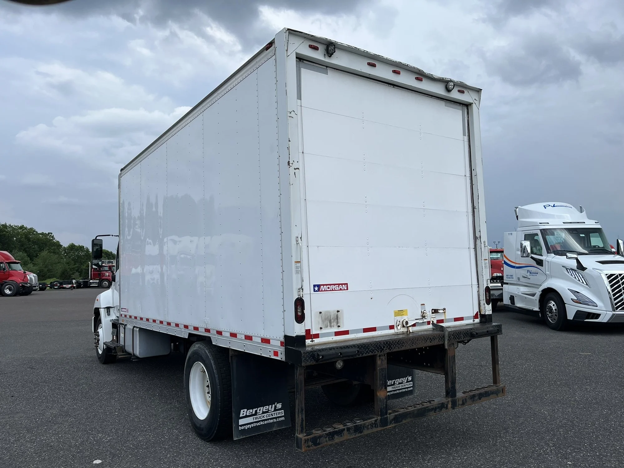 2017 Hino 268 - image 6