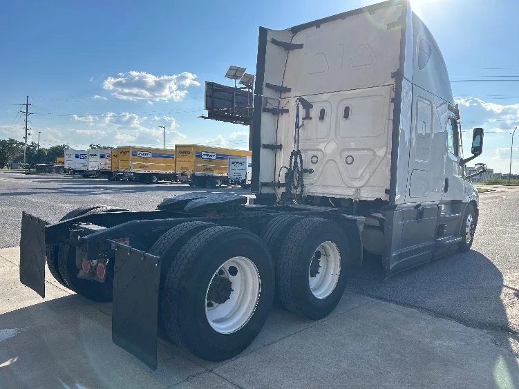 2022 Freightliner Cascadia - image 7
