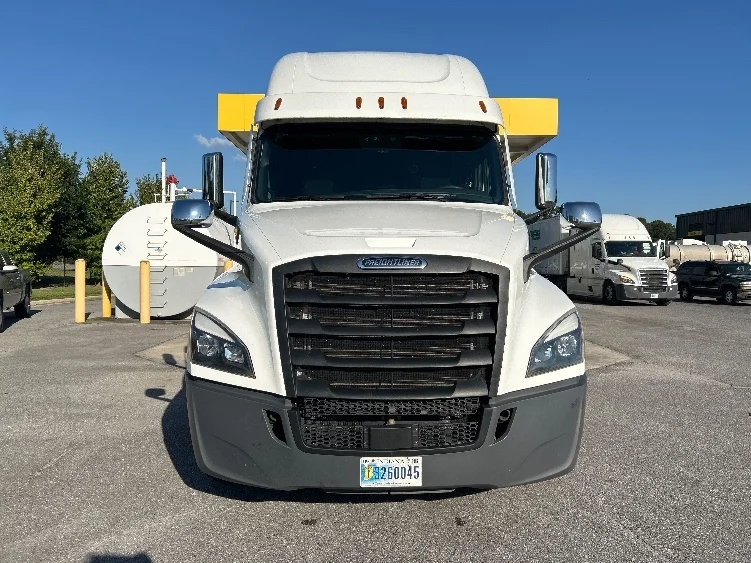 2022 Freightliner Cascadia - image 2