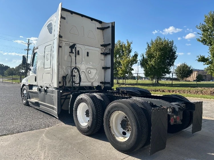 2022 Freightliner Cascadia - image 5