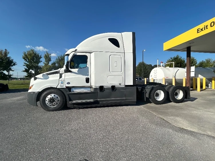 2022 Freightliner Cascadia - image 4