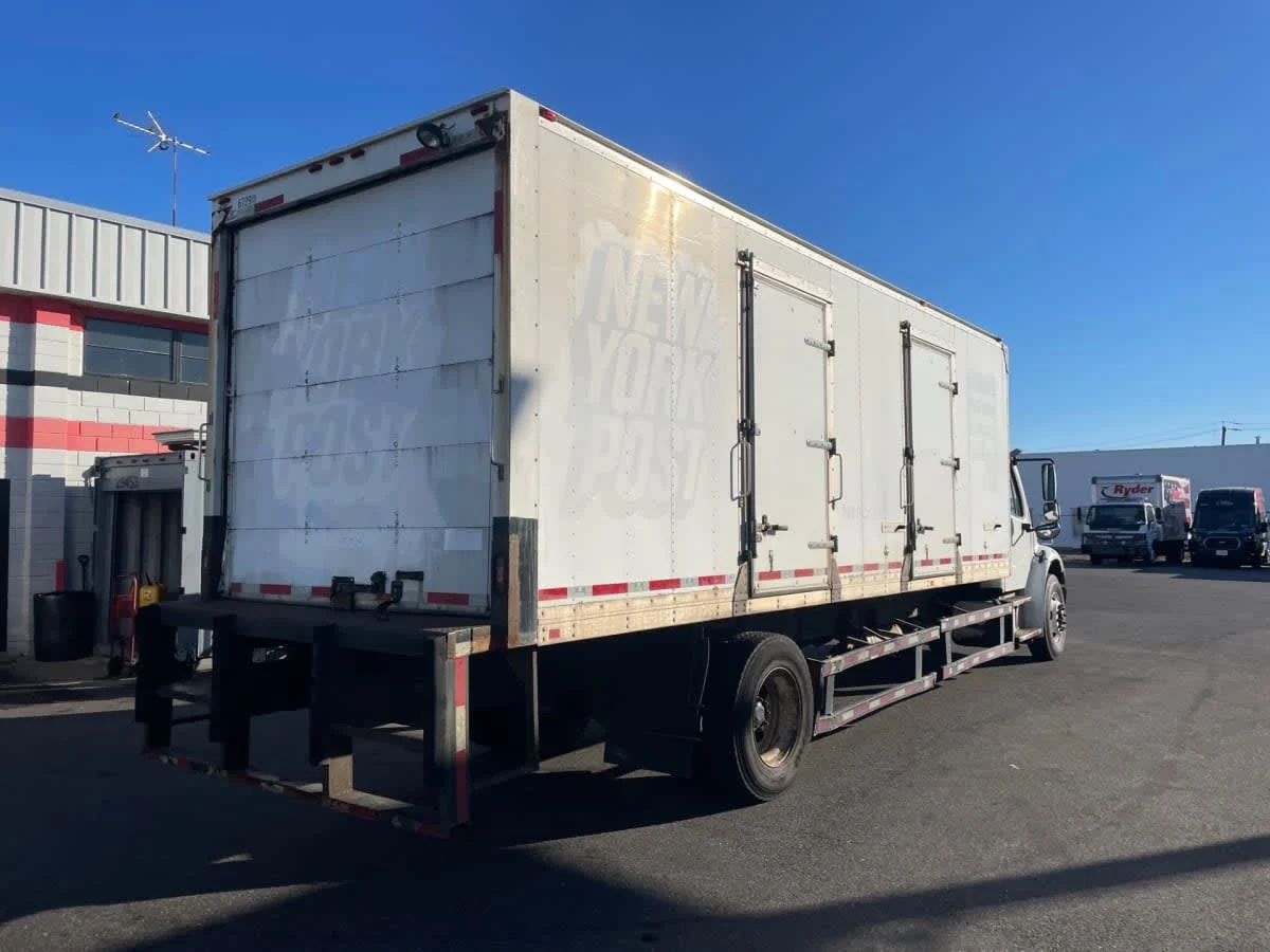 2017 Freightliner M2 106 in Farmingdale, NY — photo 4