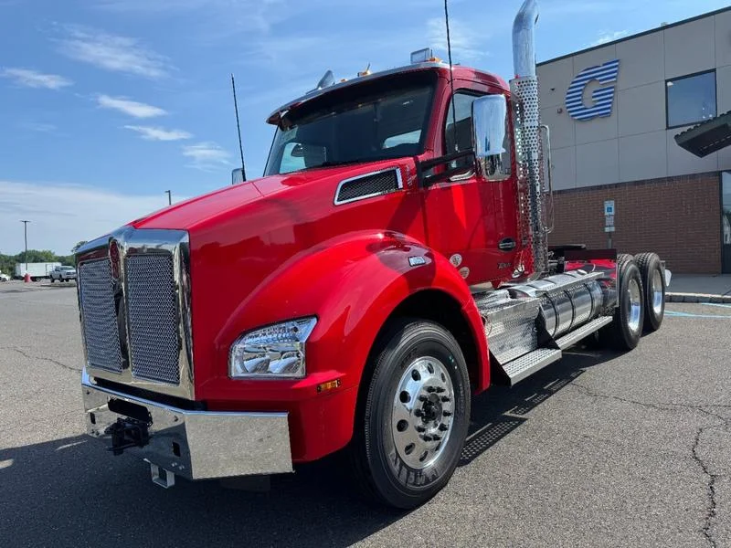 2027 Kenworth T880