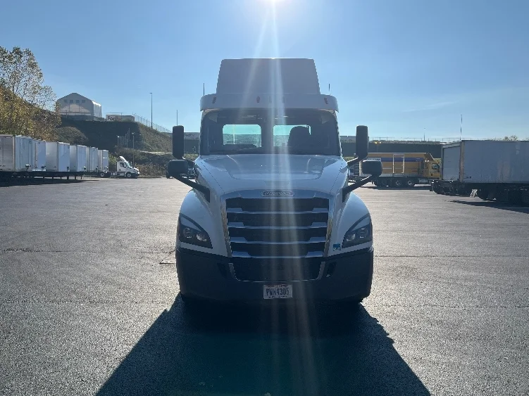 2018 Freightliner Cascadia - image 2