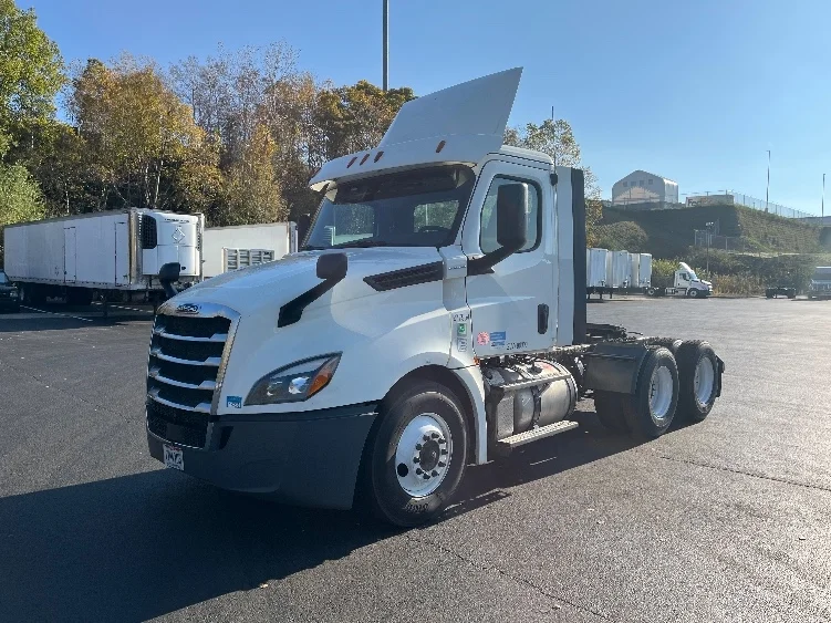 2018 Freightliner Cascadia - image 3