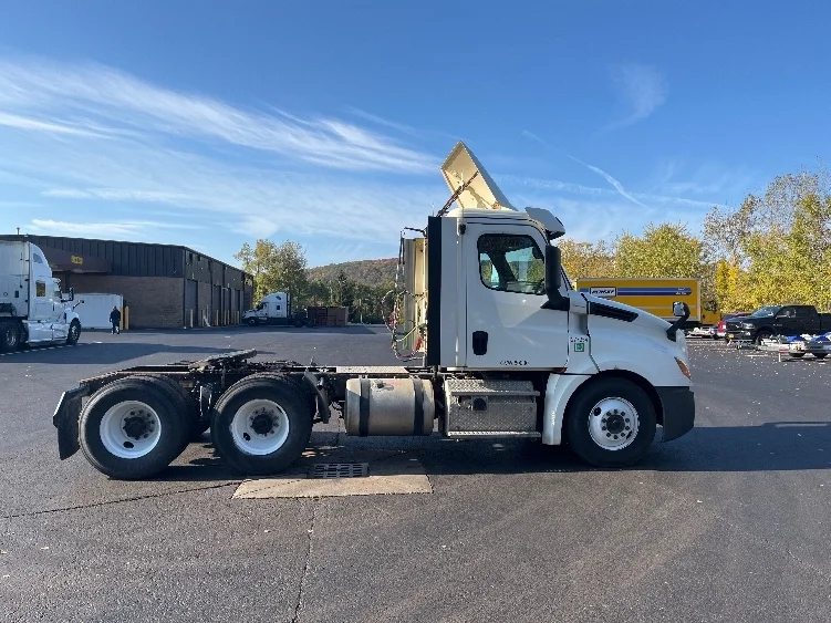 2018 Freightliner Cascadia - image 8