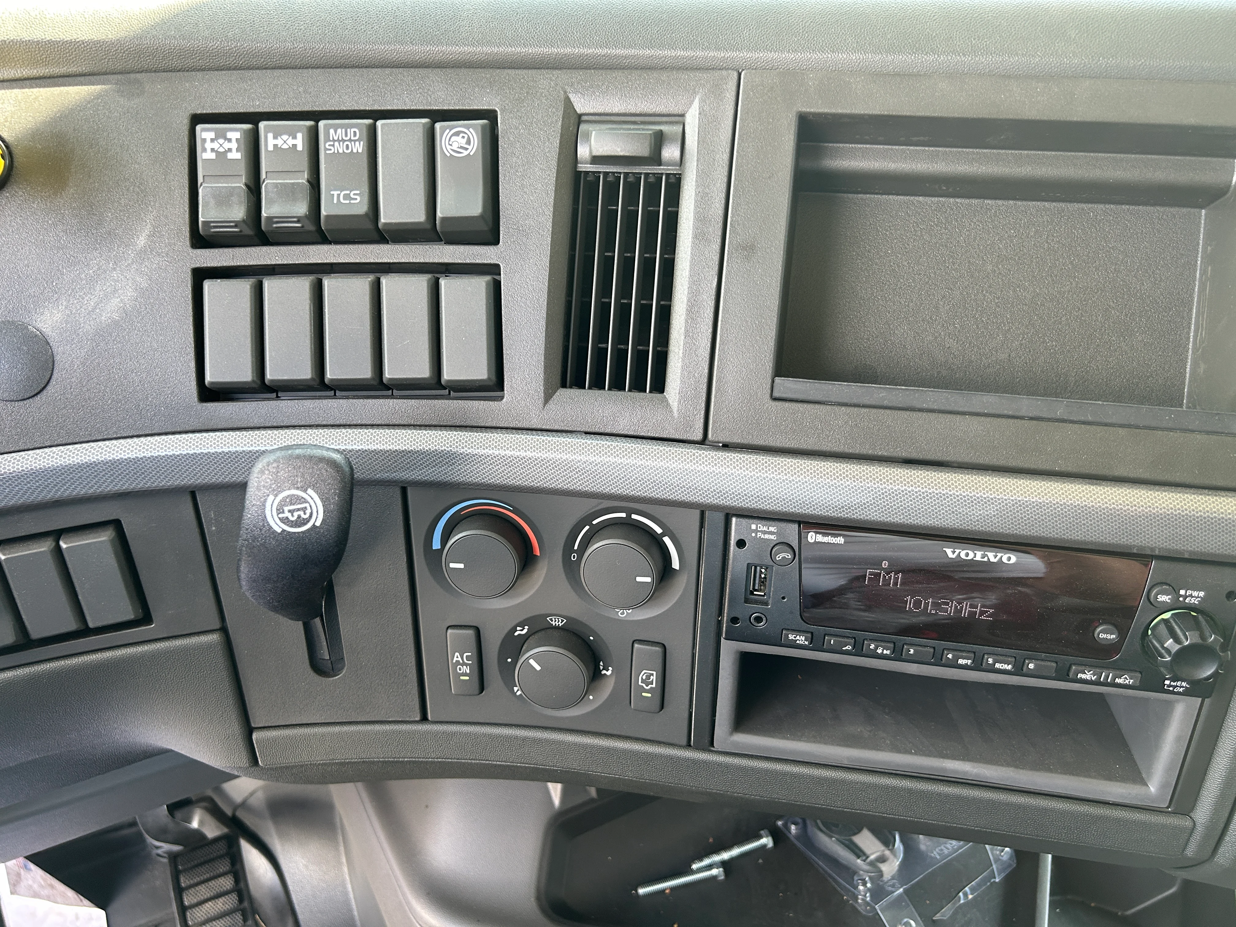 2025 Volvo VNR 640 in Macon, GA — photo 12