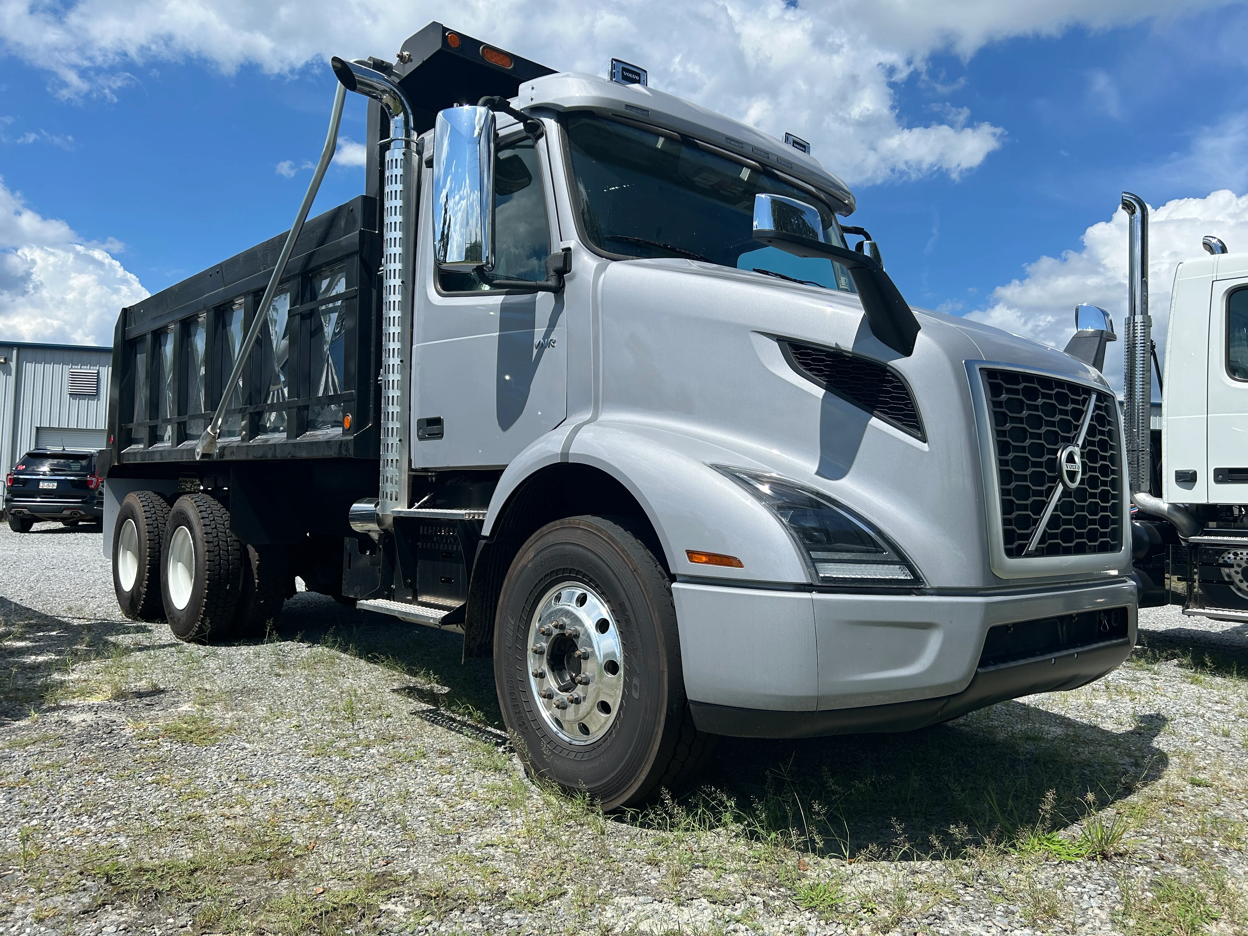 2025 Volvo VNR 640