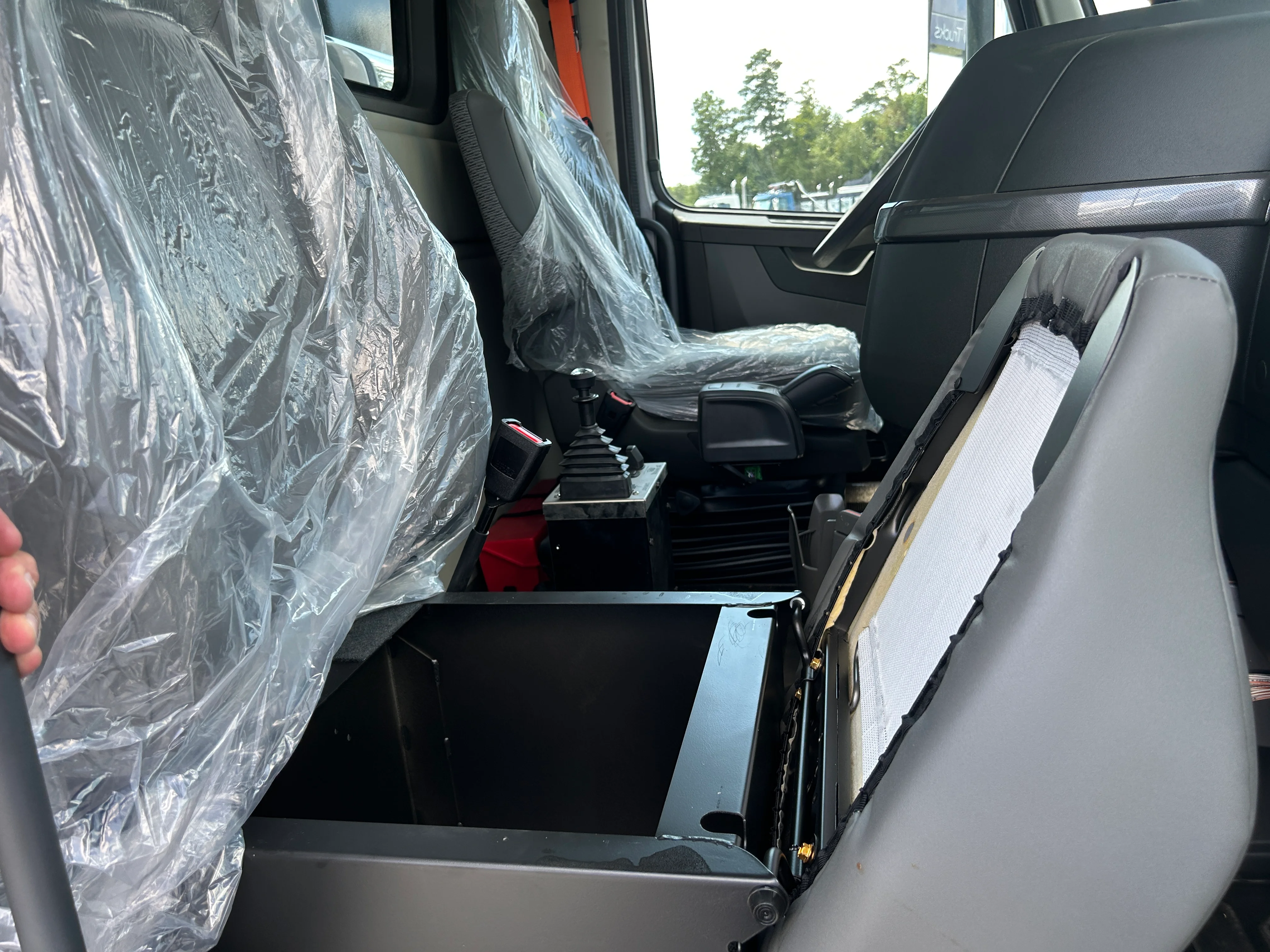 2025 Volvo VNR 640 in Macon, GA — photo 14