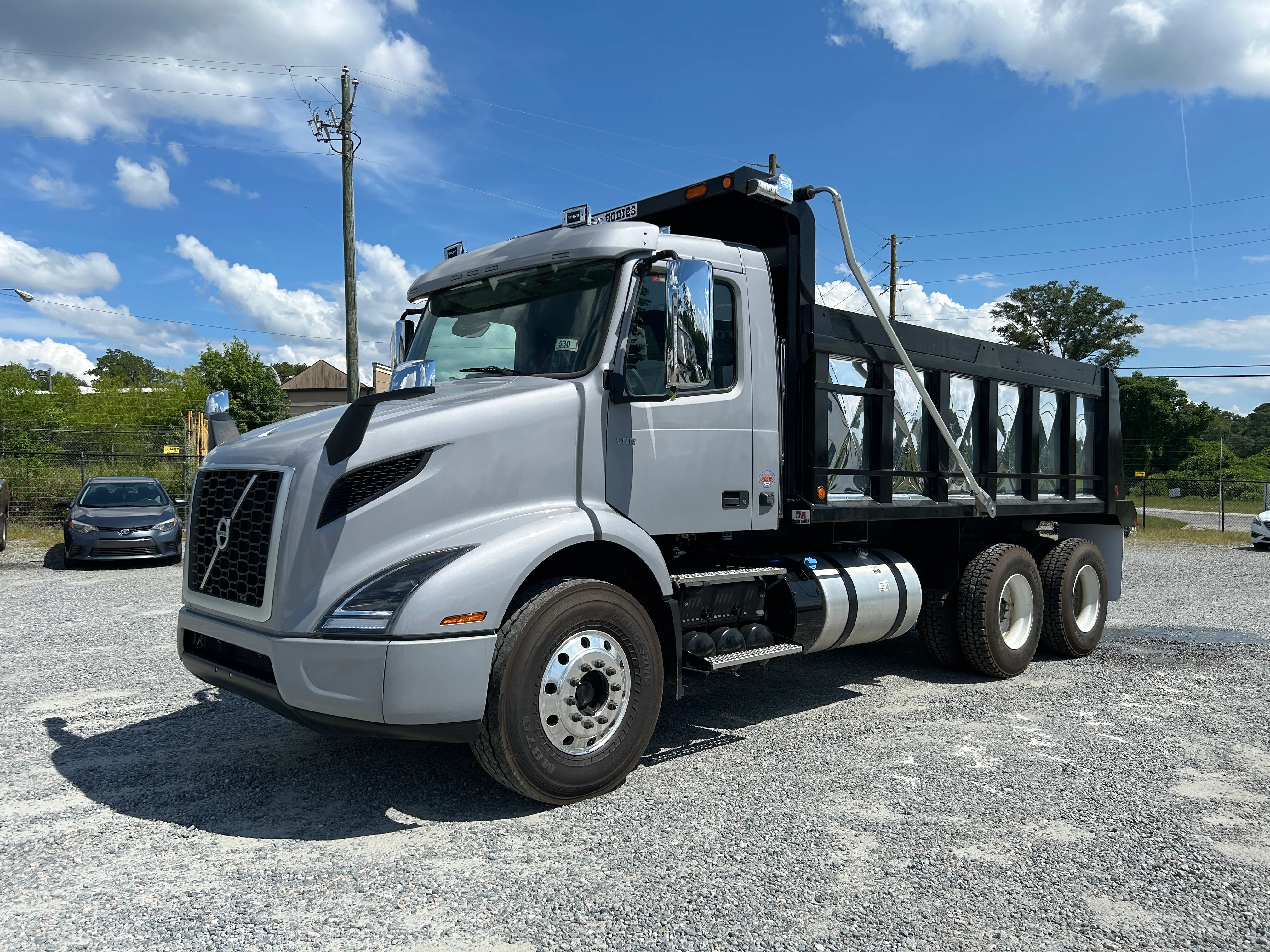 2025 Volvo VNR 640 in Macon, GA — photo 2