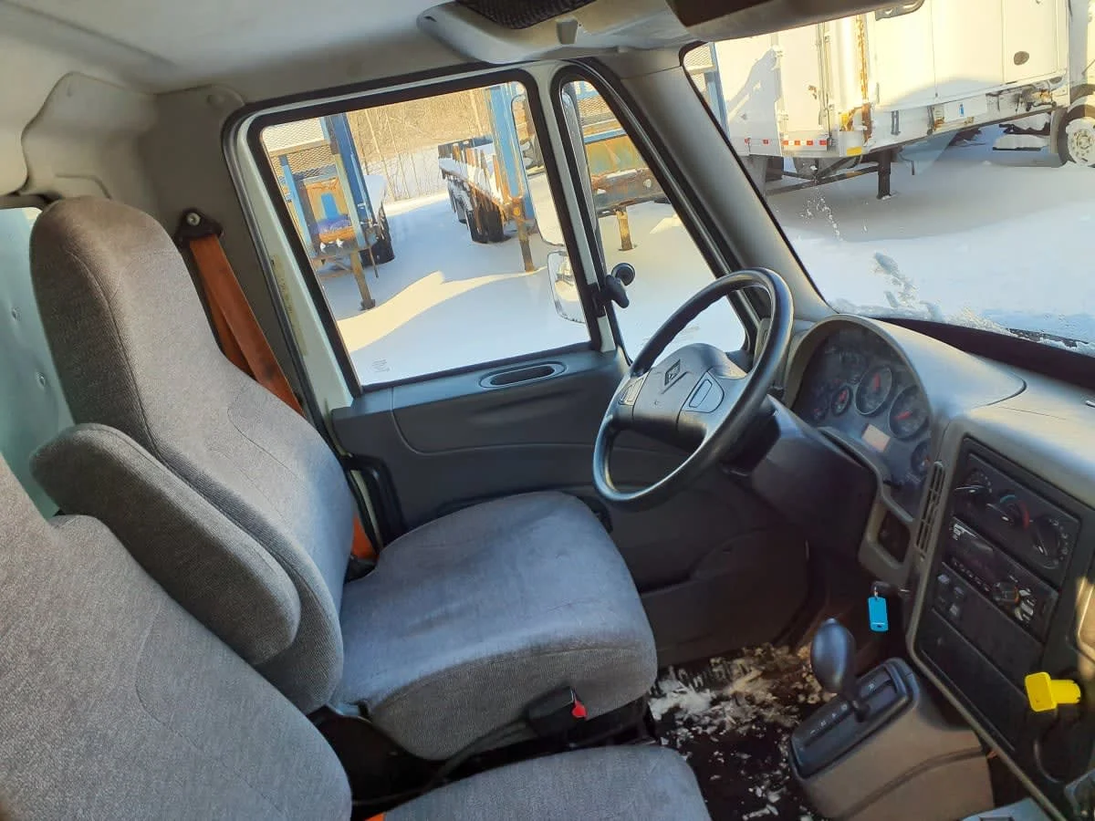 2017 International 4300 - image 7